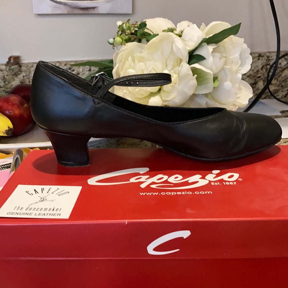 Capezio women’s dance shoes Sz 9.5